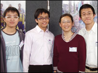 曼城华夏中文学校的腾学校长(左三)与志愿者合影