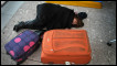 Mulher dorme no chão do aeroporto de Heathrow