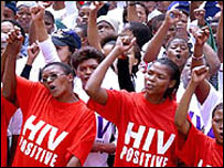 Sul-africanos pedem distribuição gratuita de anti-retrovirais