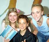 Y cystadleuwyr yn y llefaru unigol 12 - 16 oed, o'r chwith i'r dde - Sara Lian o Benrhosgarnedd oedd yn drydydd, Alaw Iddon o Gaergybi ddaeth yn gyntaf a Sian Eleri Wyn o Wrecsam oedd yn ail