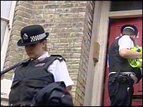 Policie při domovní prohlídce