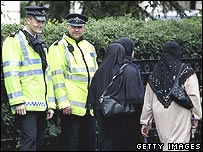 İngiltere'de iki polis memuru ve başörtülü iki adam