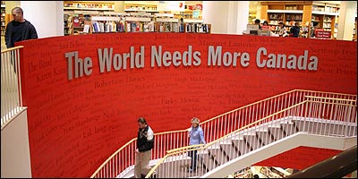 جهان به کانادای بيشتری نياز دارد - شعاری در يک کتابفروشی بزرگ در مرکز تورنتو / عکس از مهدی جامی 
