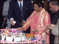 जन्मदिन का केक काटती मायावती