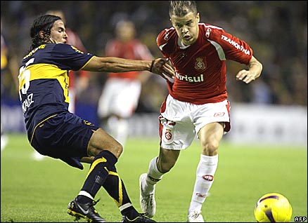 Andres D'Alessandro, Internacional (red); Alvaro Gonzalez, Boca Juniors (navy)