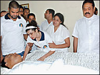 President Rajapaksa (R) paying last respects to late Mr Premachandra (photo: Lanka News Web)