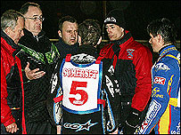 Referee and riders discuss abandoning meeting