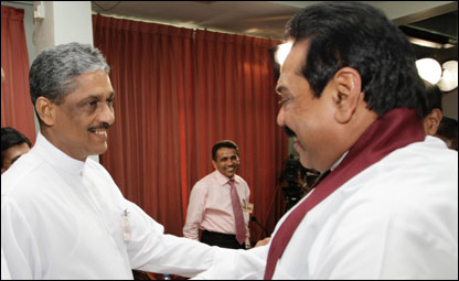 Mahinda Rajapaksa Sarath Fonseka at the election commissioner's office