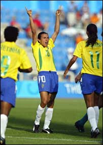 Marta comemora gol em jogo contra a Grécia