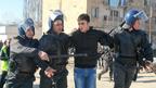 Polislər etirazçını dayandırır | Foto: Əziz Kərimli