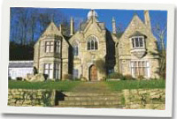 Gwirfoddolwyr yn brysur yn clirio grisiau ar y llwybr canol