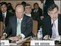 IMF başkanı Rato ile Para ve Maliye Komitesi Başkanı Gordon Brown