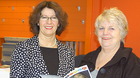 Cynghorydd Rhiannon Hughes a Sandra Pitt, Cadeirydd Cyfeillion y Scala