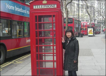 Han Hui poses in front of a British red telephone box
