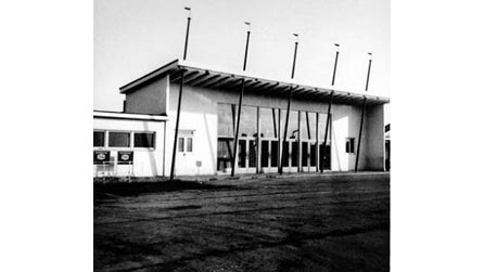 Rhoose airport terminal in the 1950s.jpg