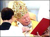 O papa reza uma missa na Praça de São Pedro