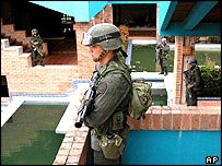 Soldado em residência de traficantes confiscada na Colômbia