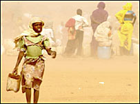 Darfur'da su taşıyan bir Sudanlı