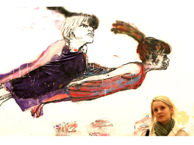 Ymwelydd yn edrych ar waith Sue William 'Through Glass: R U with my daughters. Llun gan Nick Treharne