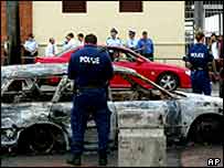 Sydney'de aborjinler bazı arabaları ateşe verdi