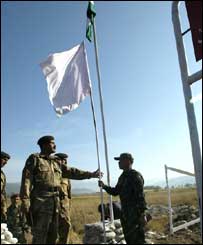 ٹٹری ناٹ کے مقام پر پاک فوجی امن کا سفید پرچم بھارتی فوجی کے حوالے کرتے ہوئے