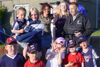 Rhai o drigolion 'Sgubor Goch o'r rhaglen radio Cofis Ysgubol