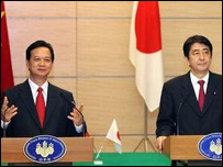 Hai thủ tướng Nguyễn Tấn Dũng và Shinzo Abe ở Nhật Bản năm 2006