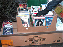 بساط یک توزیع کننده غیرمجاز فیلم های ویدئویی، عکس از راحله عسگری زاده