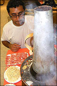 Nuestro enviado especial, Rafael Chacón, en un restaurante de Pekín