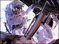 Steve Robinson během výstupu do kosmického prostoru
