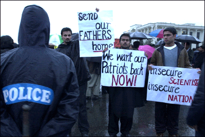 احتجاج کے دوران چوکنا پولیس