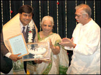 गिरिजा देवी और गुलज़ार के साथ मनोज भावुक