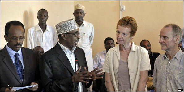 Released British hostages Rachel (2nd R) and Paul (R) Chandler give a press conference with Somali President Sharif Sheikh Ahmed (2nd L) and newly-appointed Somali Prime Minister Mohamed Abdullahi Mohamed (L) on November 14, 2010 in Mogadishu