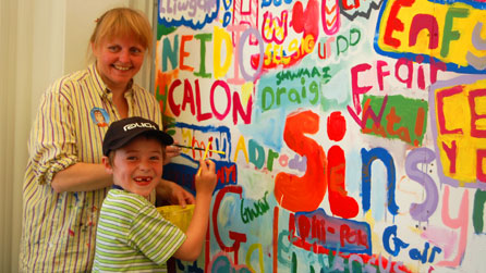 Gwenllian Beyon yn derbyn gair arall