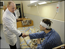 Vladimir Putin visita sobrevivente de ataques ao metrô em hospital de Moscou