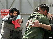زندانيان آزاد شده فلسطينی در آغوش خويشان خود