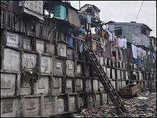 Navotas cemetery: the tombs are piled high with homes perched on top of them