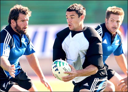 Dan Carter in the thick of the action in Aix-en-Provence