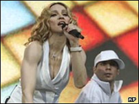 Madonna Live 8 konser sırasında