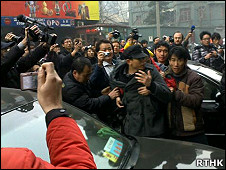 北京王府井聚集民眾被警察帶走（香港電台圖片20/2/2011）
