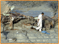 ایک شخص جس کا گھر سیلاب میں بہہ گیا