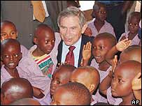 Paul Wolfowitz Afrika'da çocuklarla birlikte