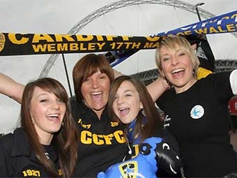 Cefnogwyr Caerdydd y tu allan i Stadiwm Wembley