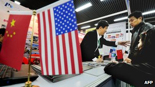 北京某海外房地产展销会上参观者听取美国投资移民讲解（5/4/2012）