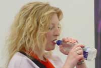 Rhywbeth i'w yfed wedi'r seremoni