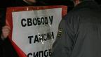 Полицейский предупреждает активиста "Солидарности" о том, каким образом тот может проводить одиночный пикет