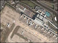 एक हवाई अड्डे का सेटेलाइट चित्र