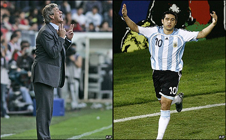 Manuel Pellegrini (izq) y Juan Román Riquelme