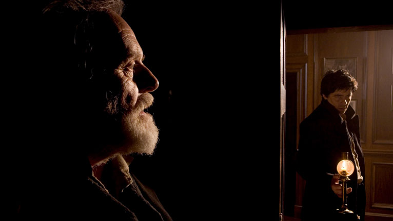 Image of Anthony Hopkins (Sir John Talbot) and Benicio Del Toro (Lawrence Talbot) in The Wolfman © Universal Pictures