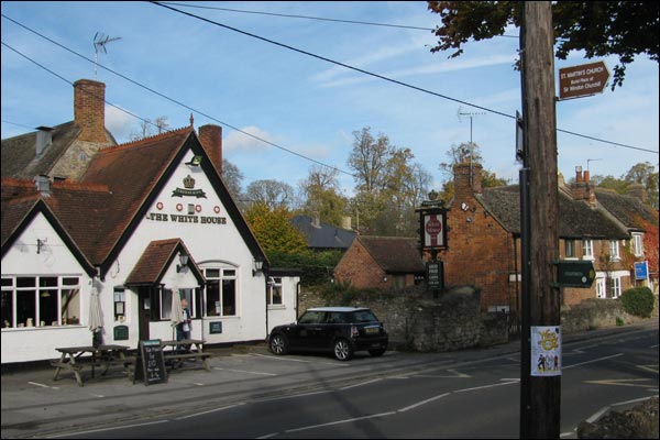 Biển bên đường chỉ lối vào mộ Winston Churchill ở Bladon